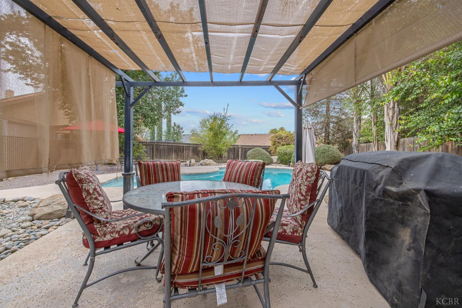 594 Diana Ct, Hanford, CA 93230