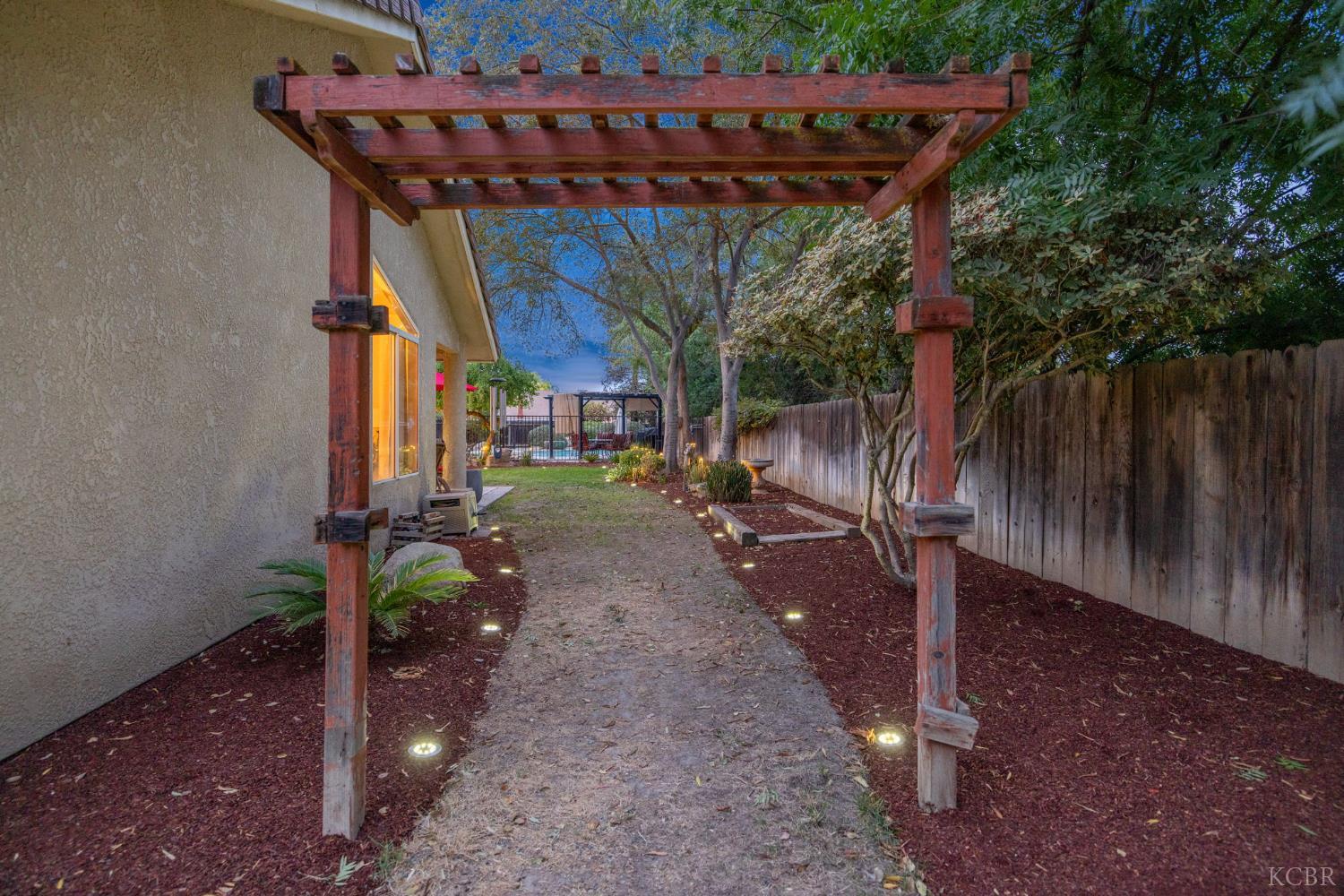 594 Diana Ct, Hanford, CA 93230