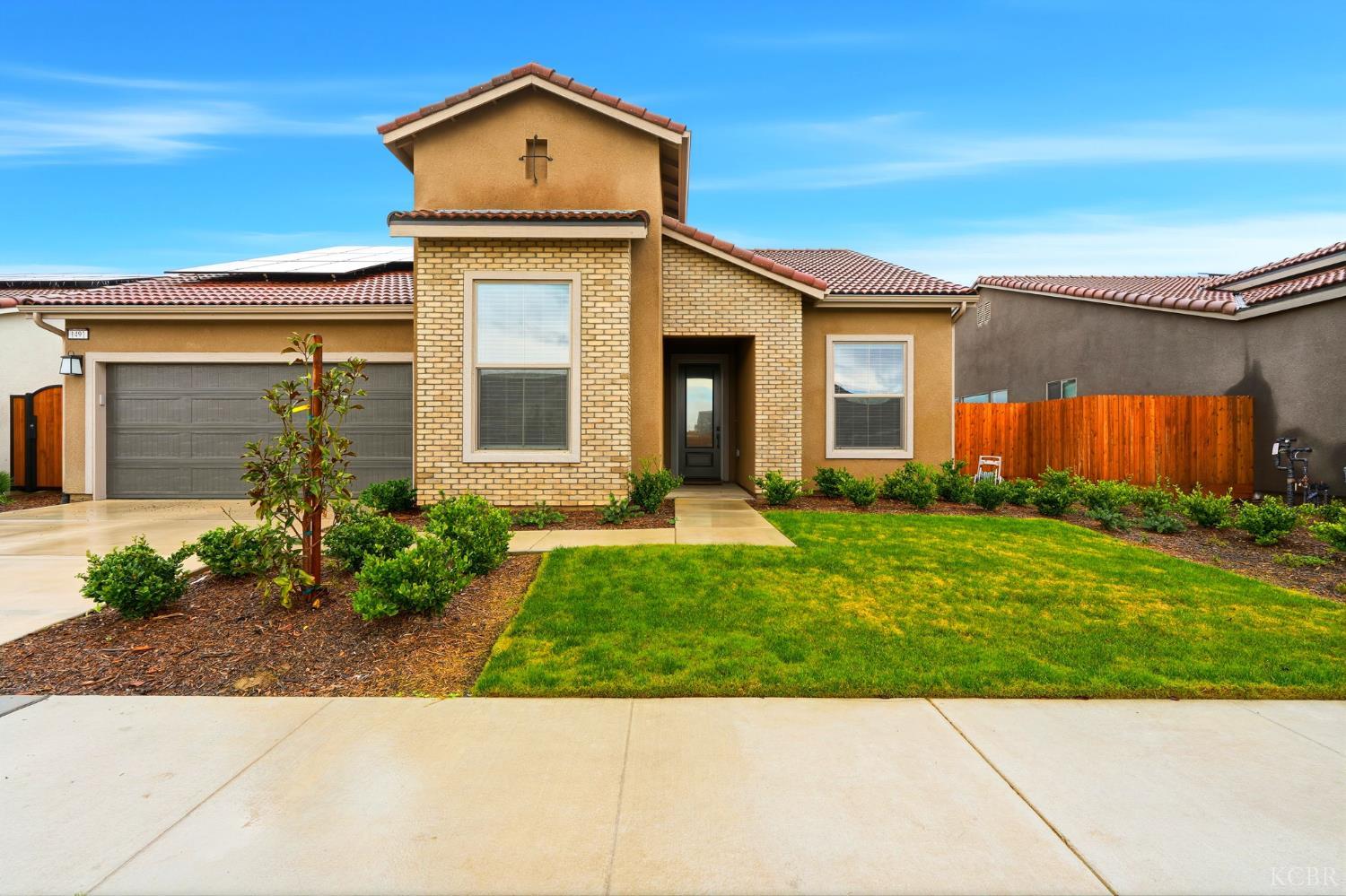 1491 N Mustang Dr, Hanford, CA 93230