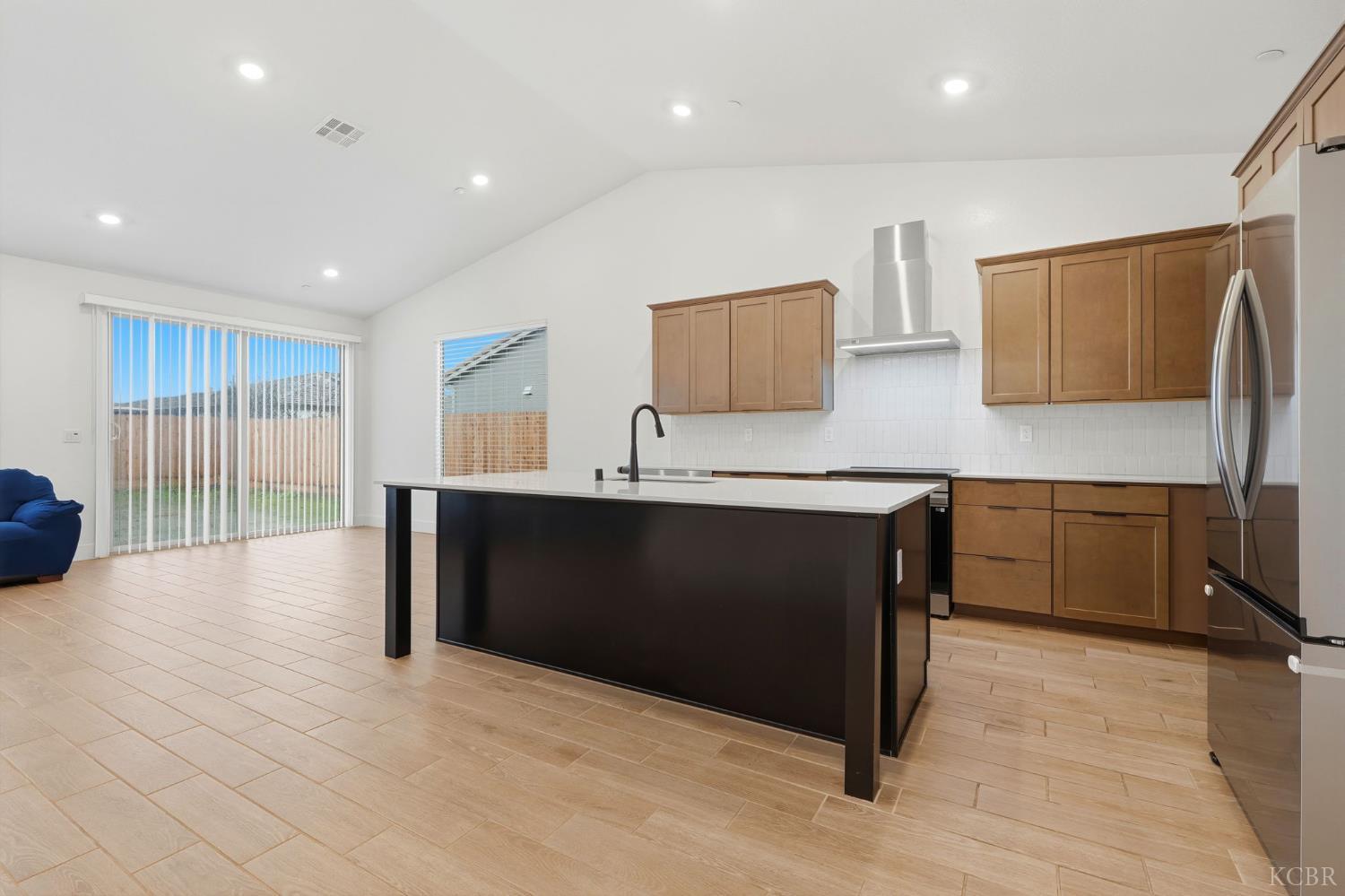 1491 N Mustang Dr, Hanford, CA 93230