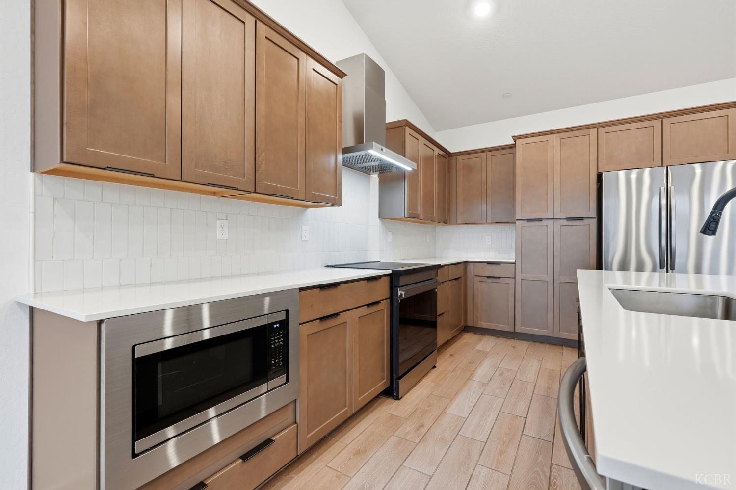 1491 N Mustang Dr, Hanford, CA 93230