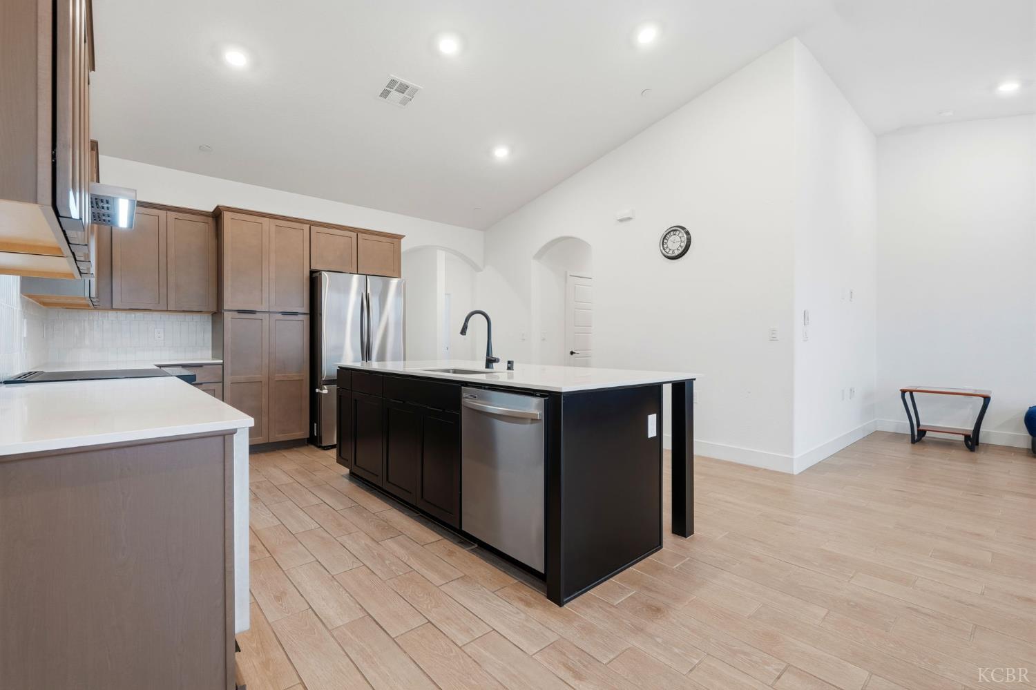 1491 N Mustang Dr, Hanford, CA 93230