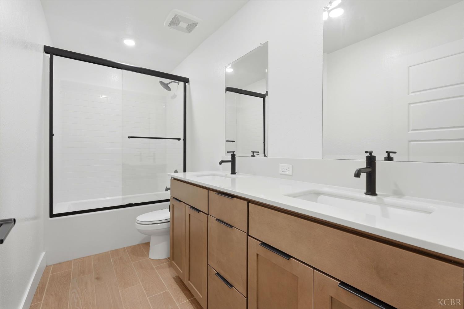 1491 N Mustang Dr, Hanford, CA 93230