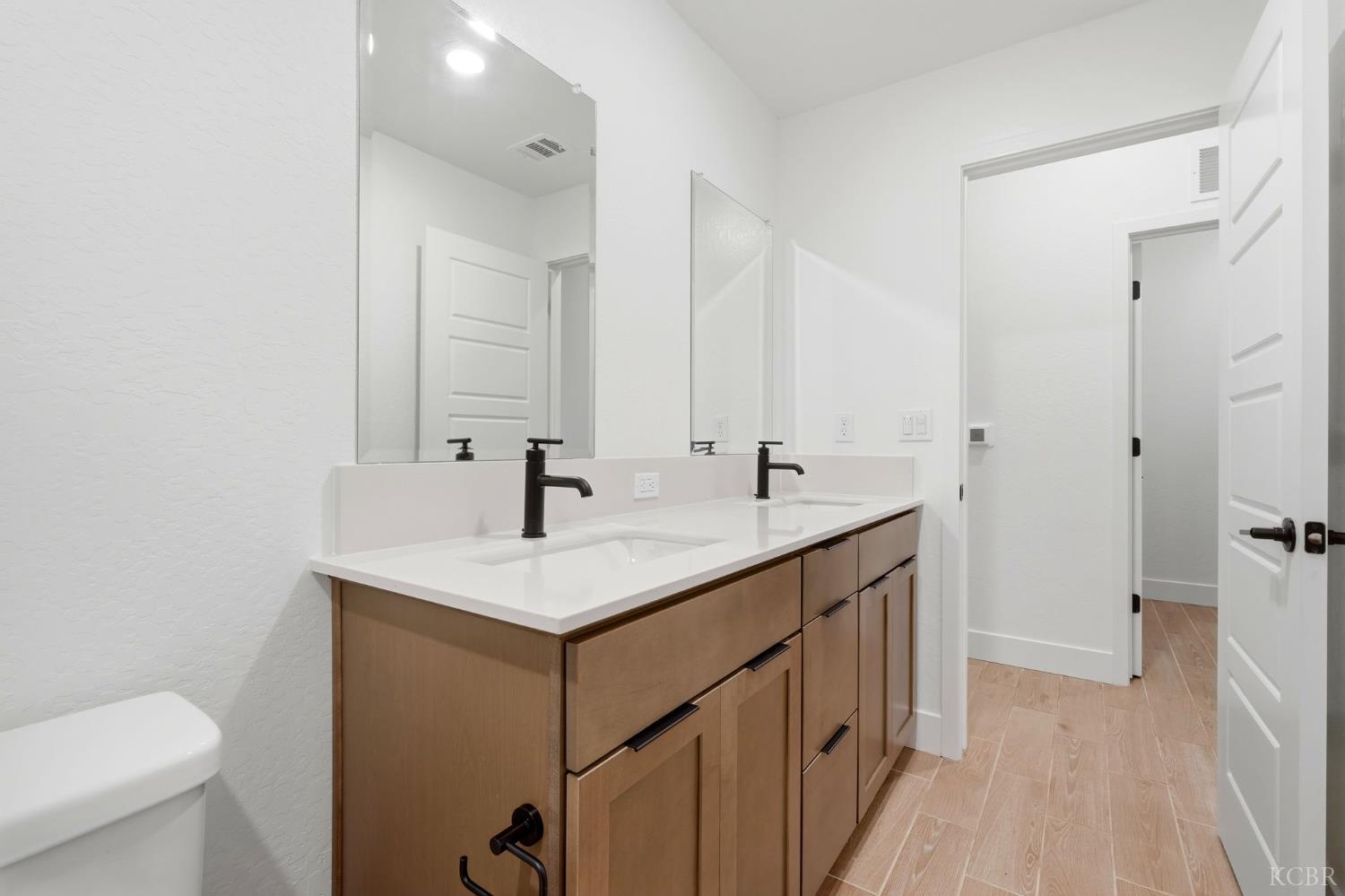 1491 N Mustang Dr, Hanford, CA 93230