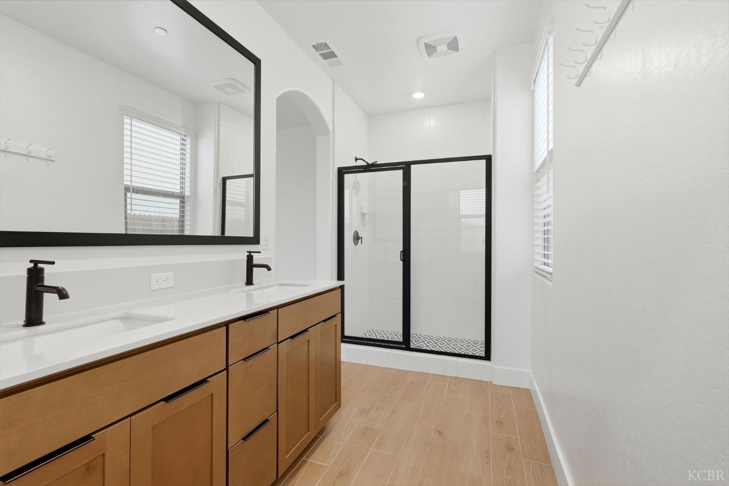 1491 N Mustang Dr, Hanford, CA 93230