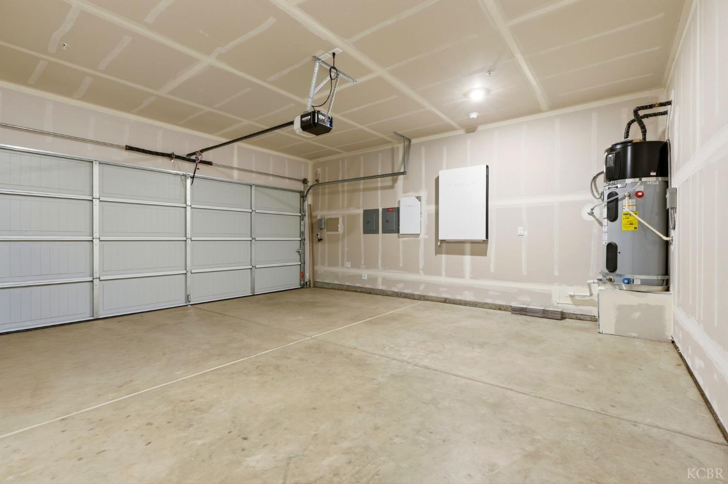 1491 N Mustang Dr, Hanford, CA 93230