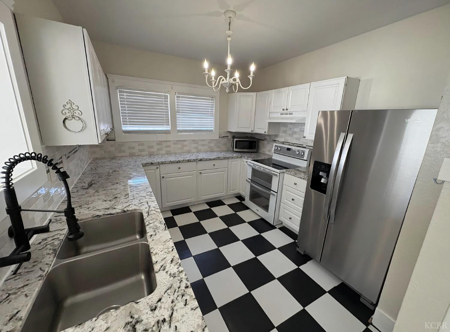 209 E 11th St, Hanford, CA 93230