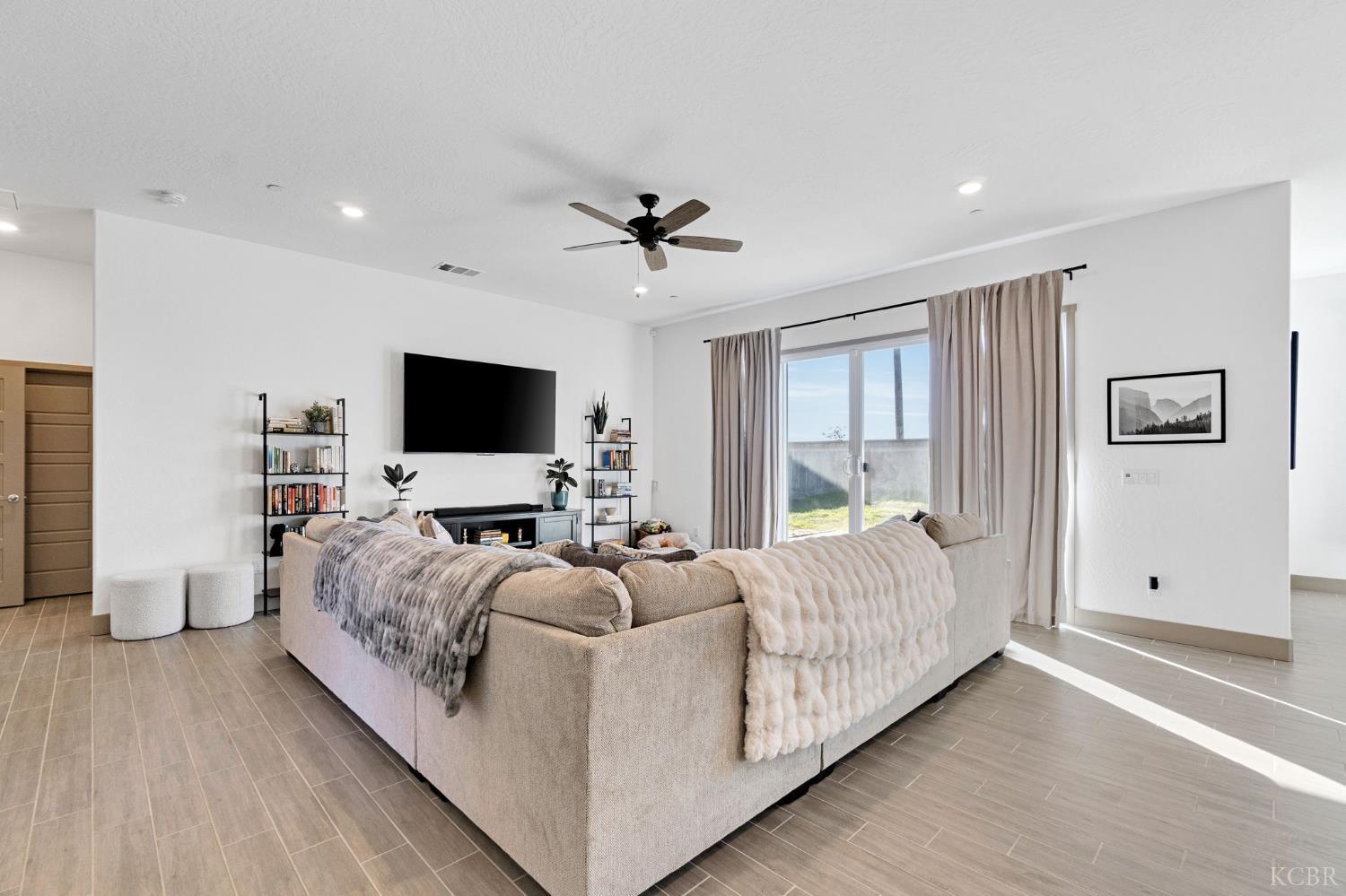 1976 N Mitchell St N, Hanford, CA 93230