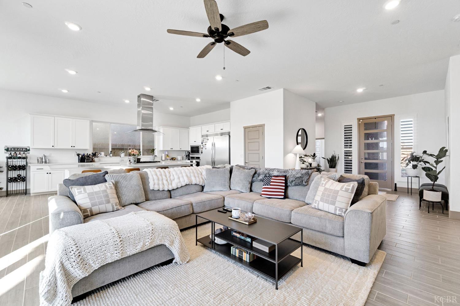 1976 N Mitchell St N, Hanford, CA 93230