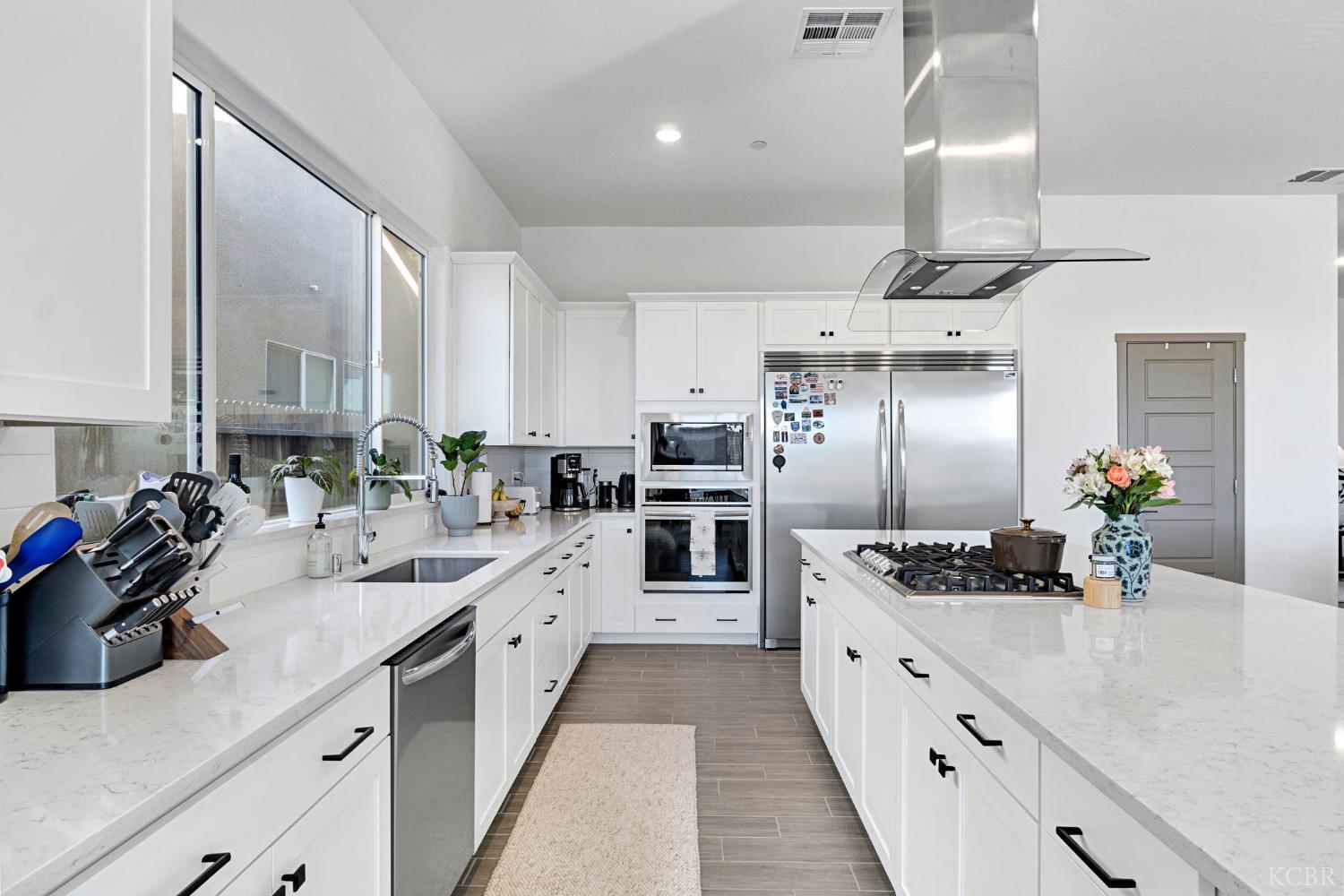 1976 N Mitchell St N, Hanford, CA 93230