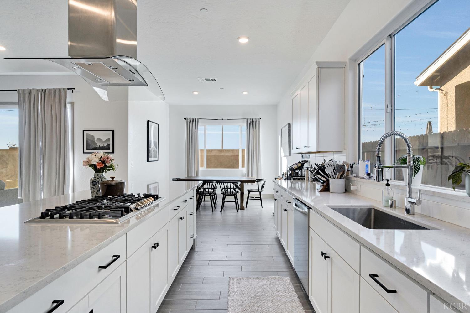 1976 N Mitchell St N, Hanford, CA 93230