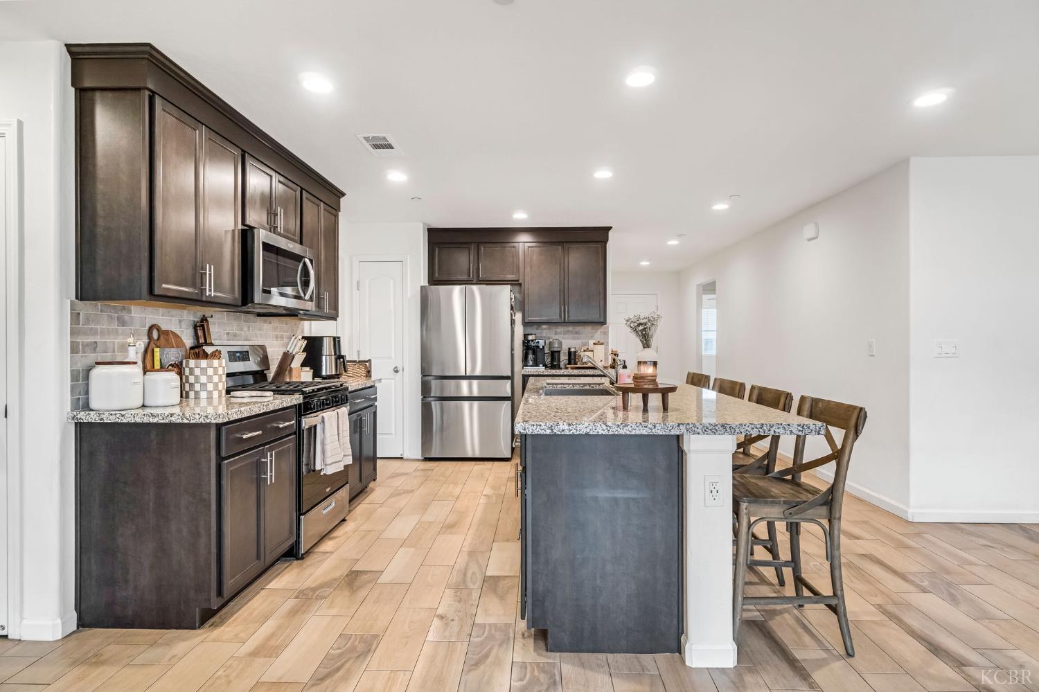 1413 S Autumn Breeze Ct, Hanford, CA 93230