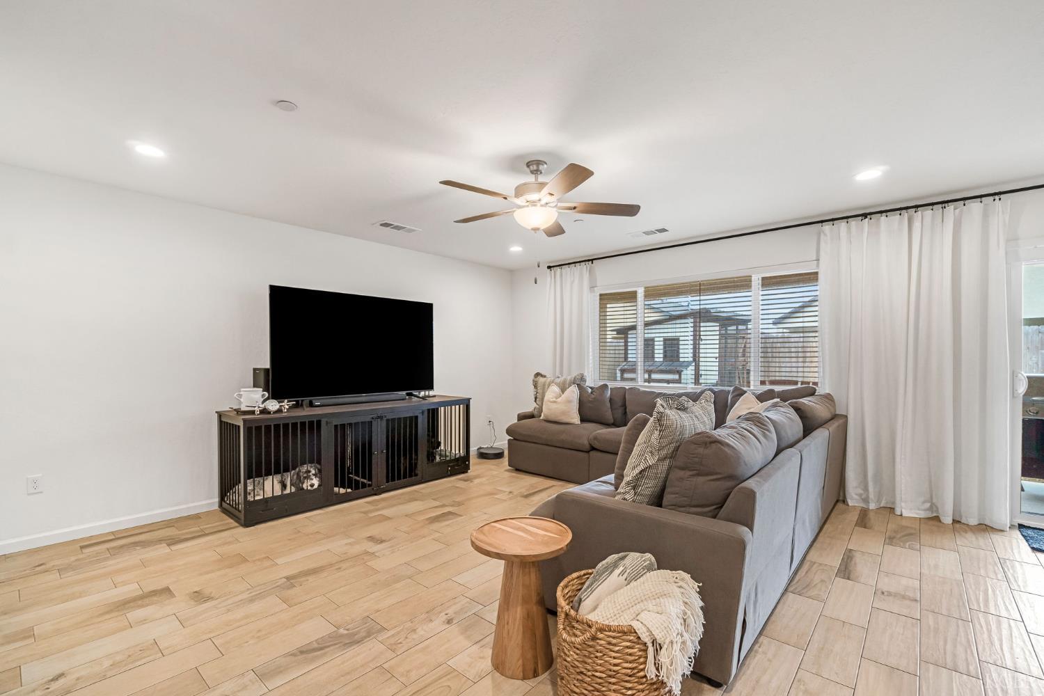 1413 S Autumn Breeze Ct, Hanford, CA 93230