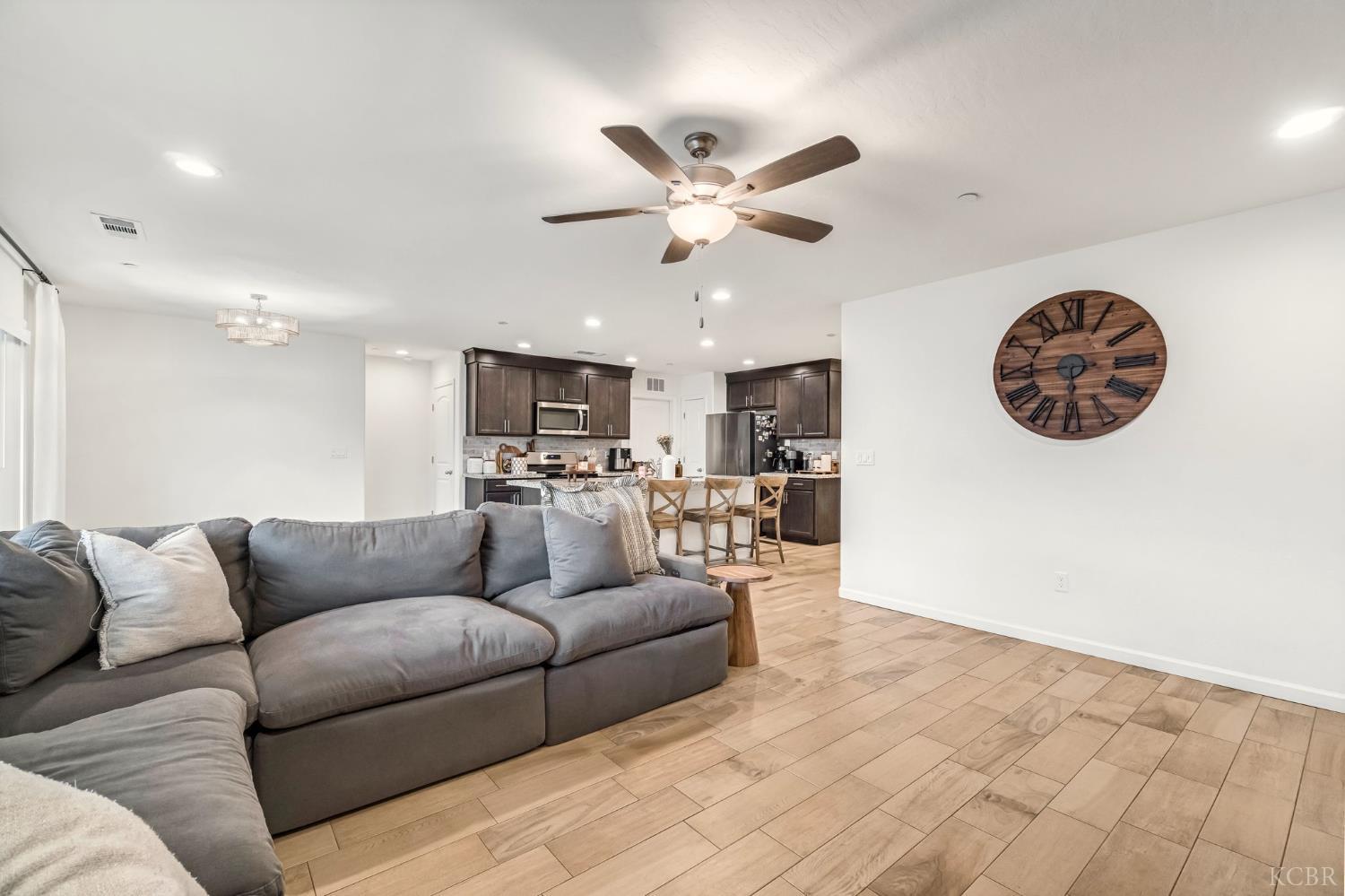 1413 S Autumn Breeze Ct, Hanford, CA 93230