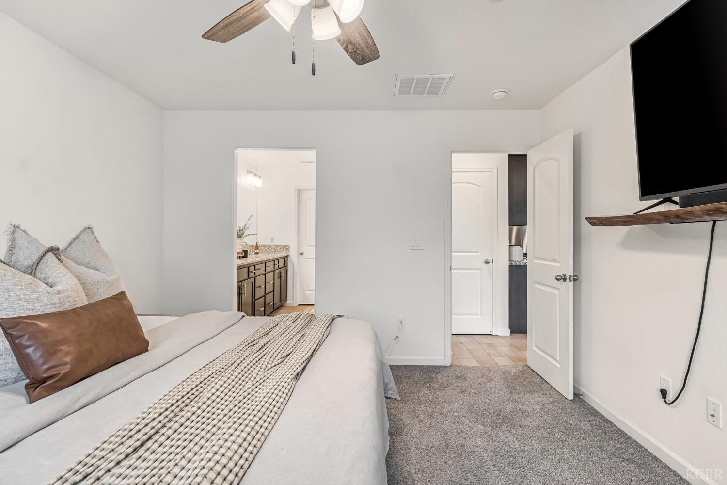 1413 S Autumn Breeze Ct, Hanford, CA 93230