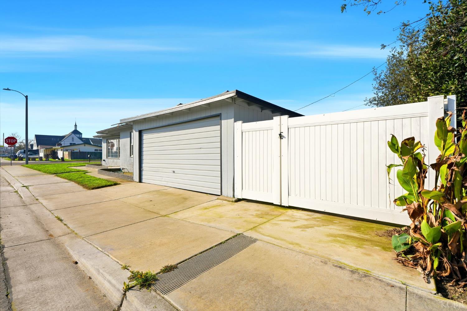 100 W Terrace Dr, Hanford, CA 93230