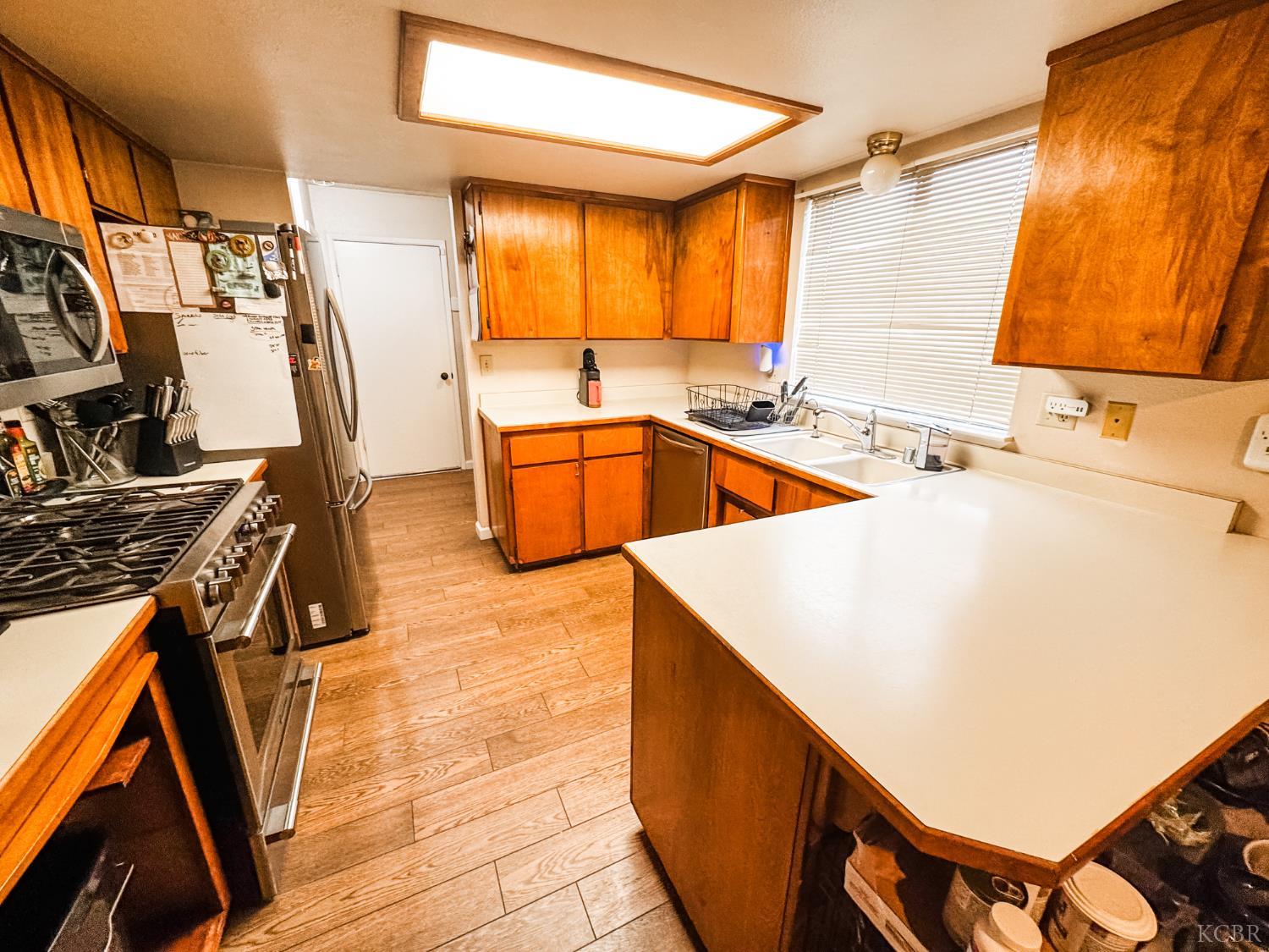 2083 Parker Pl, Hanford, CA 93230