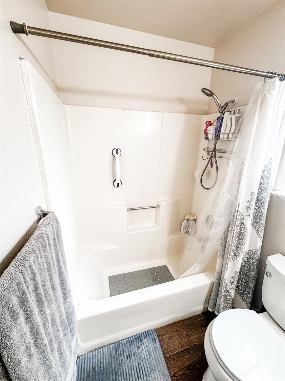 2083 Parker Pl, Hanford, CA 93230