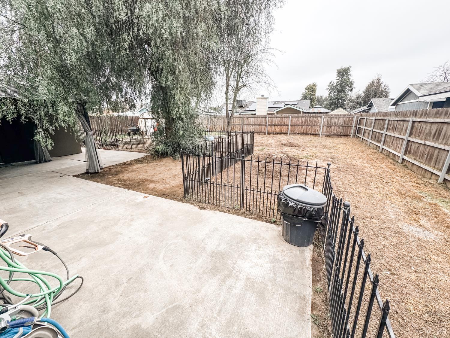 2083 Parker Pl, Hanford, CA 93230