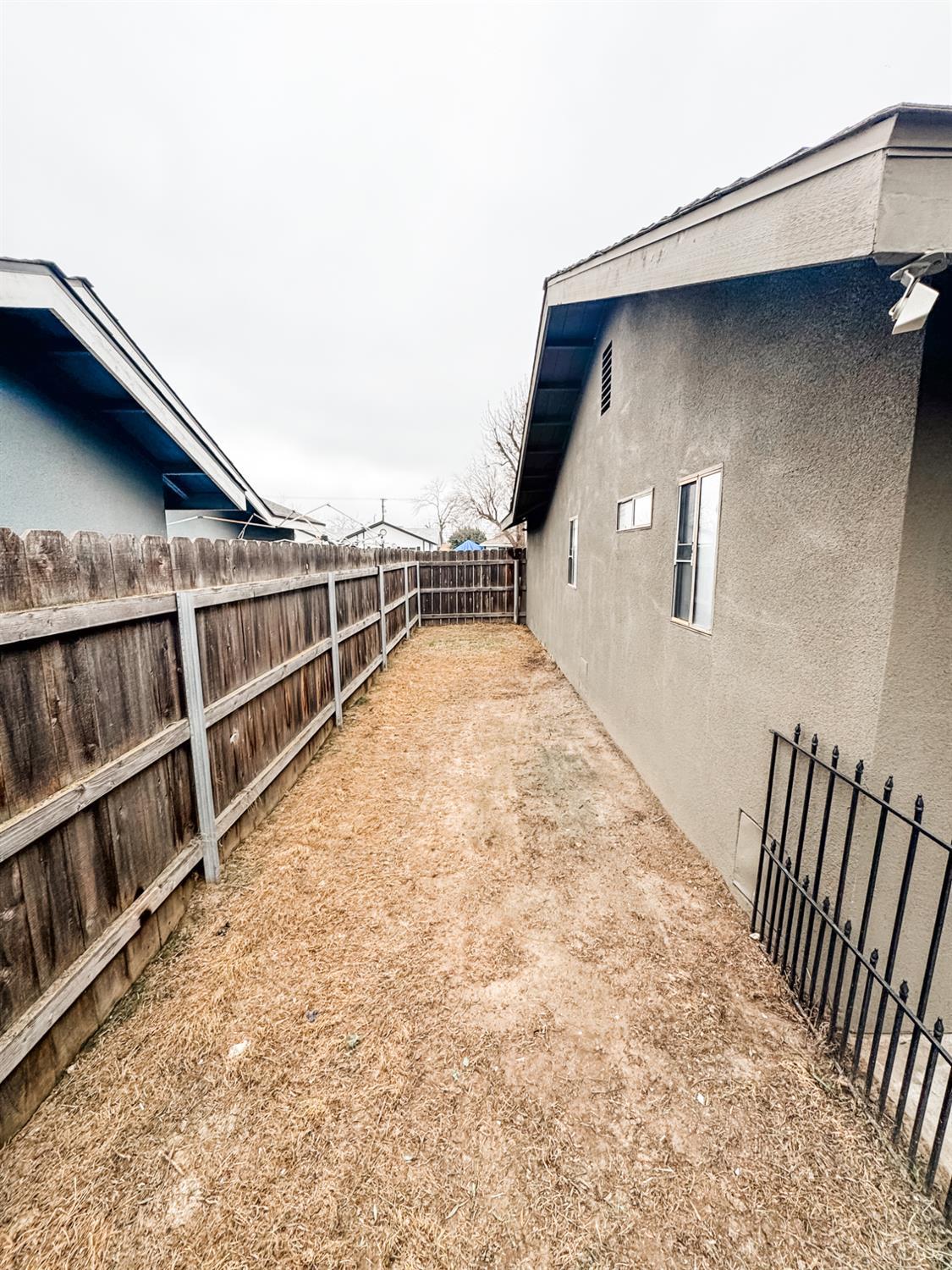 2083 Parker Pl, Hanford, CA 93230