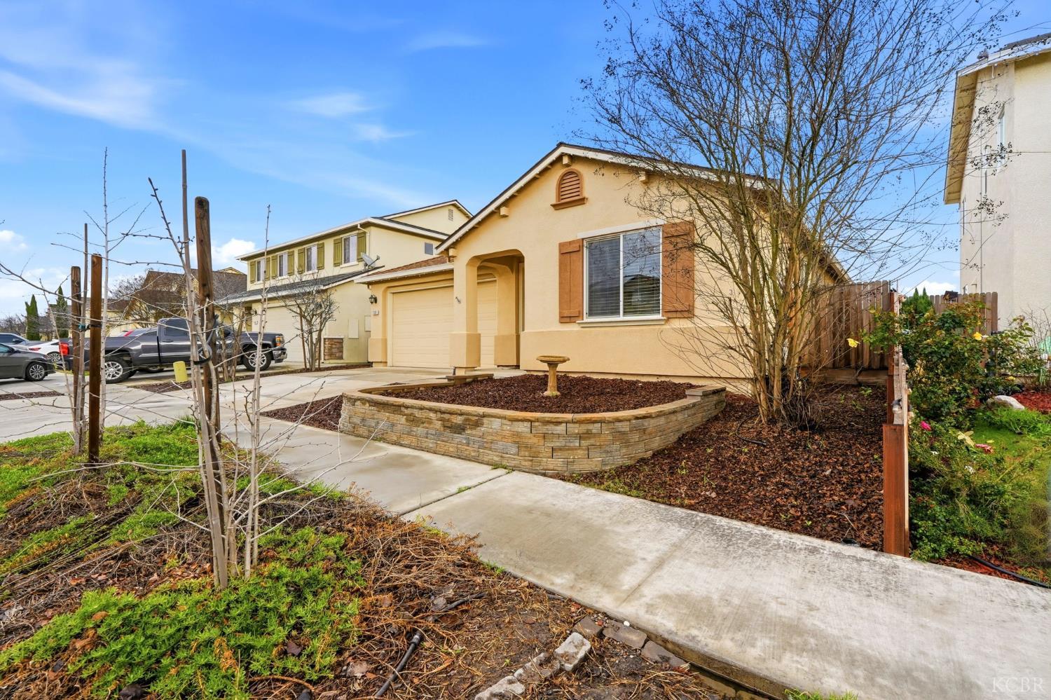 1161 Greenbrier Dr, Hanford, CA 93230