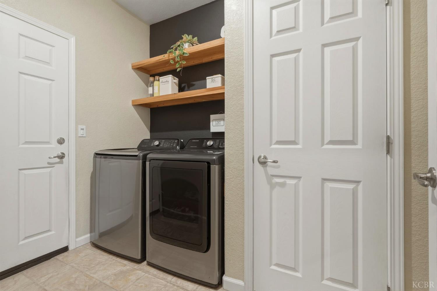 1161 Greenbrier Dr, Hanford, CA 93230