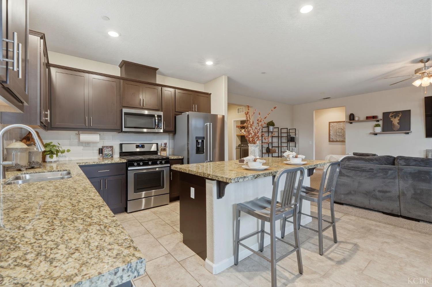 1161 Greenbrier Dr, Hanford, CA 93230