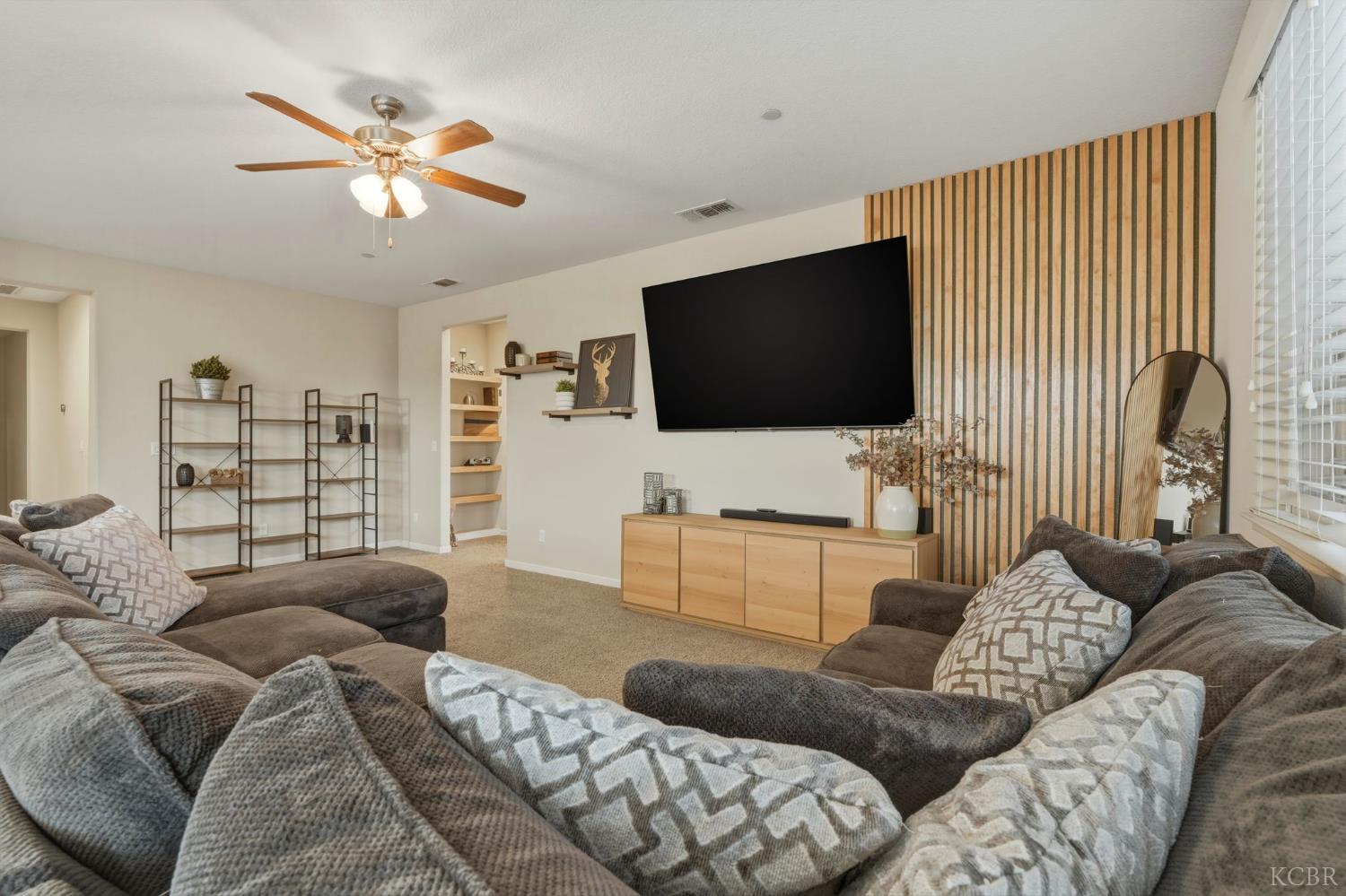 1161 Greenbrier Dr, Hanford, CA 93230