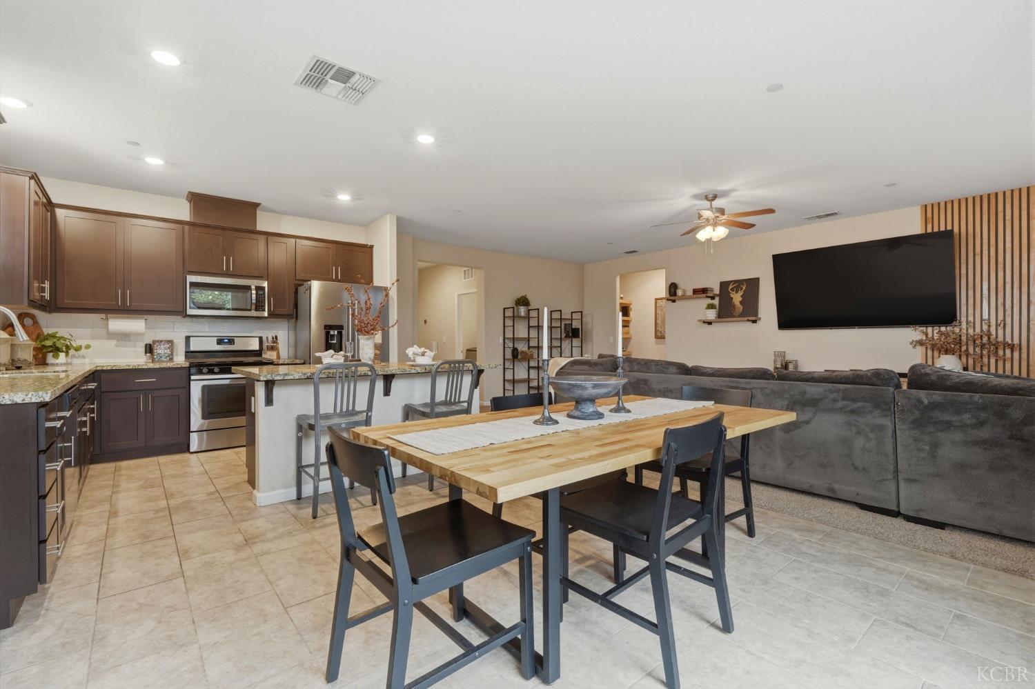 1161 Greenbrier Dr, Hanford, CA 93230