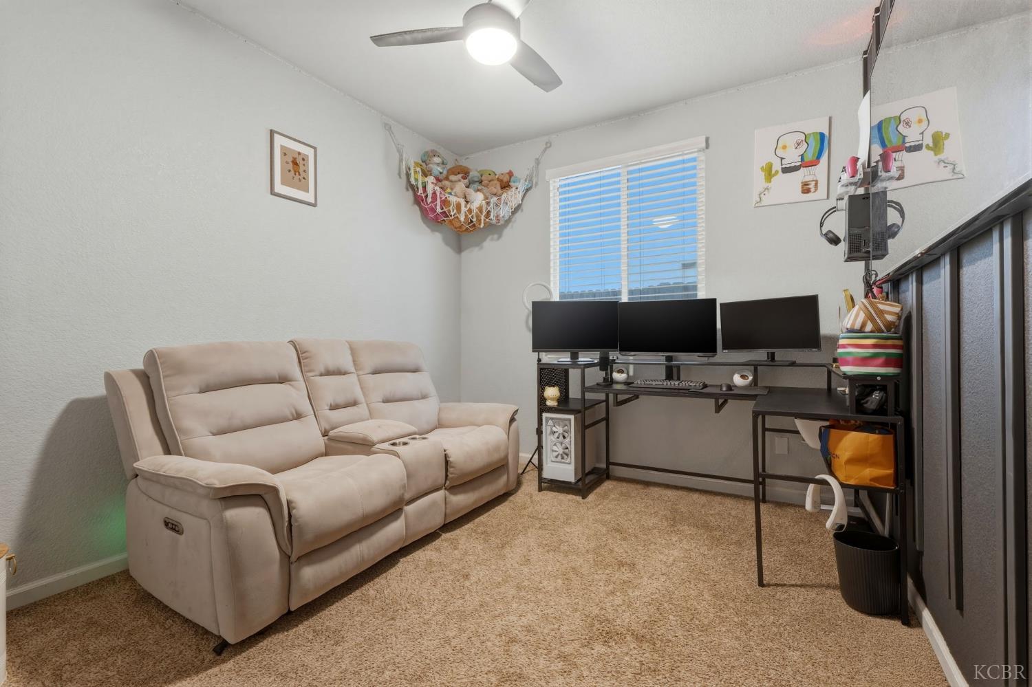 1161 Greenbrier Dr, Hanford, CA 93230