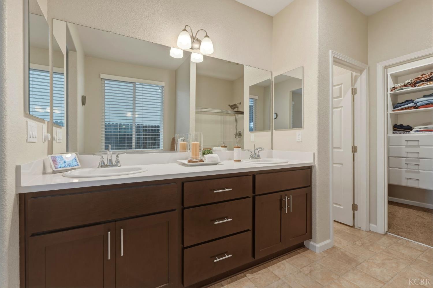 1161 Greenbrier Dr, Hanford, CA 93230