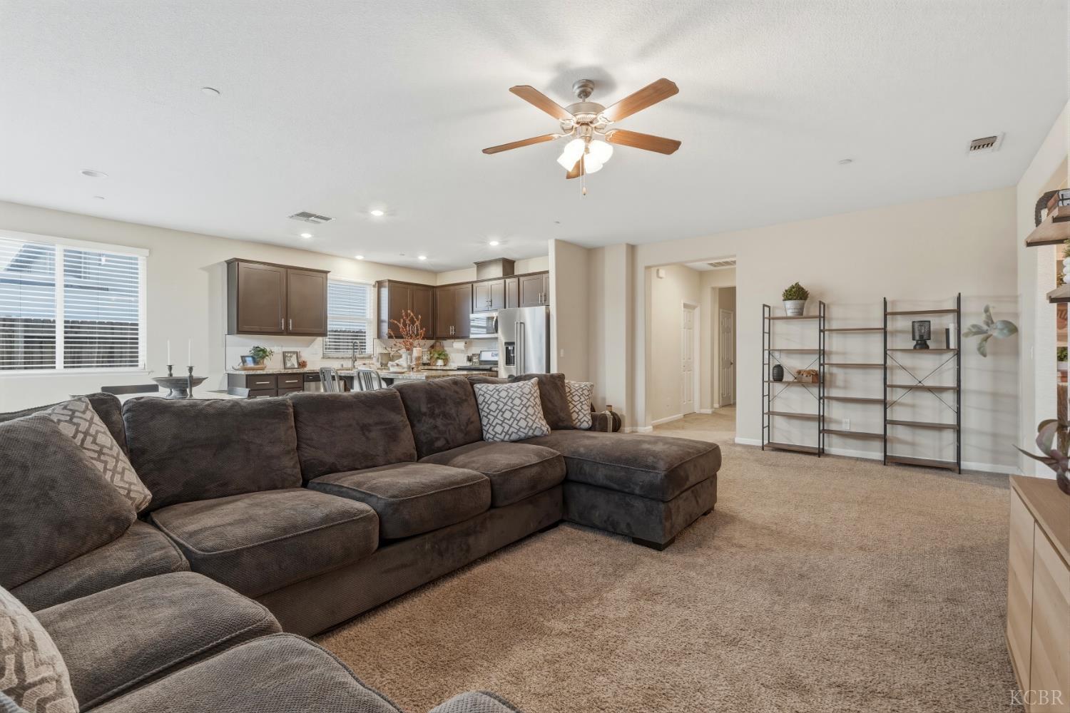 1161 Greenbrier Dr, Hanford, CA 93230