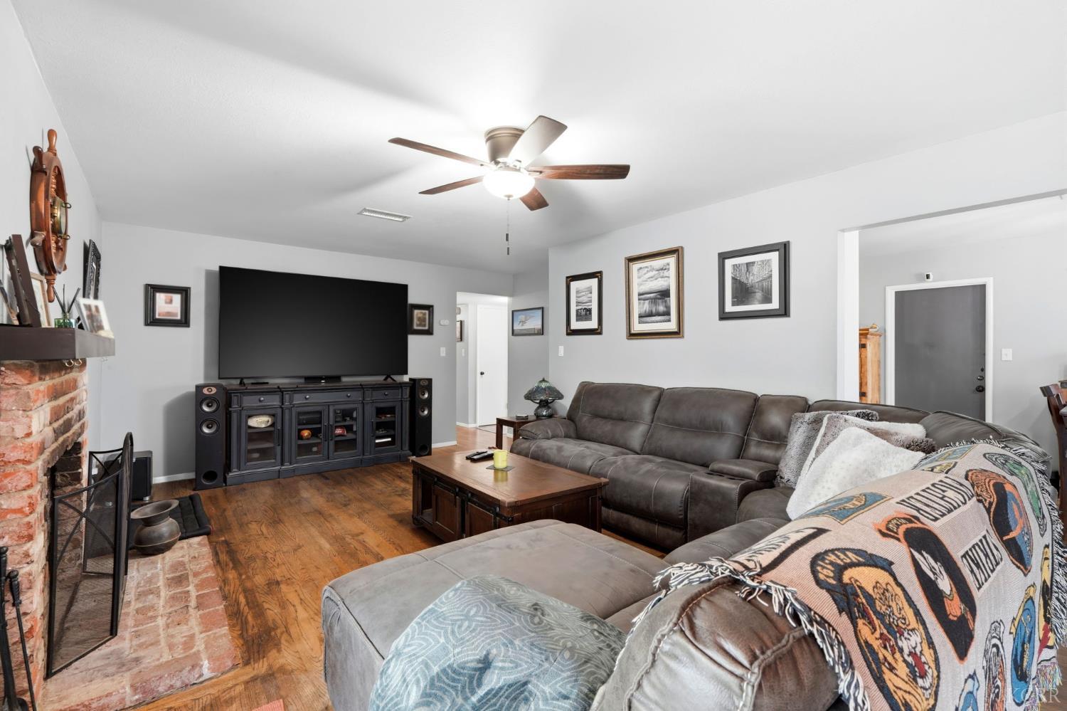 129 W Terrace Dr, Hanford, CA 93230