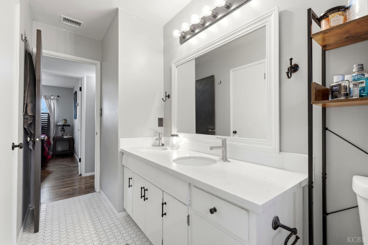 129 W Terrace Dr, Hanford, CA 93230