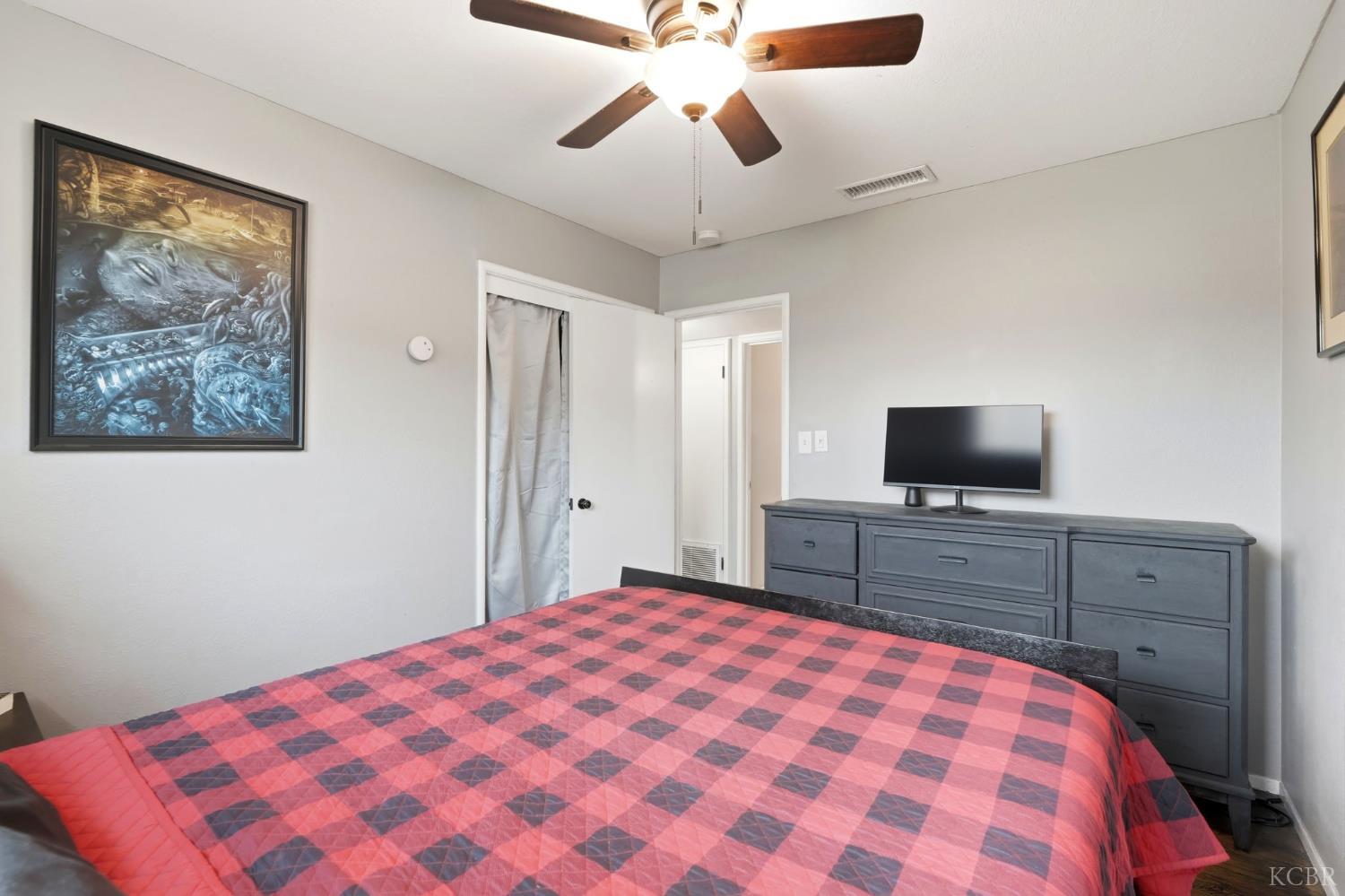 129 W Terrace Dr, Hanford, CA 93230