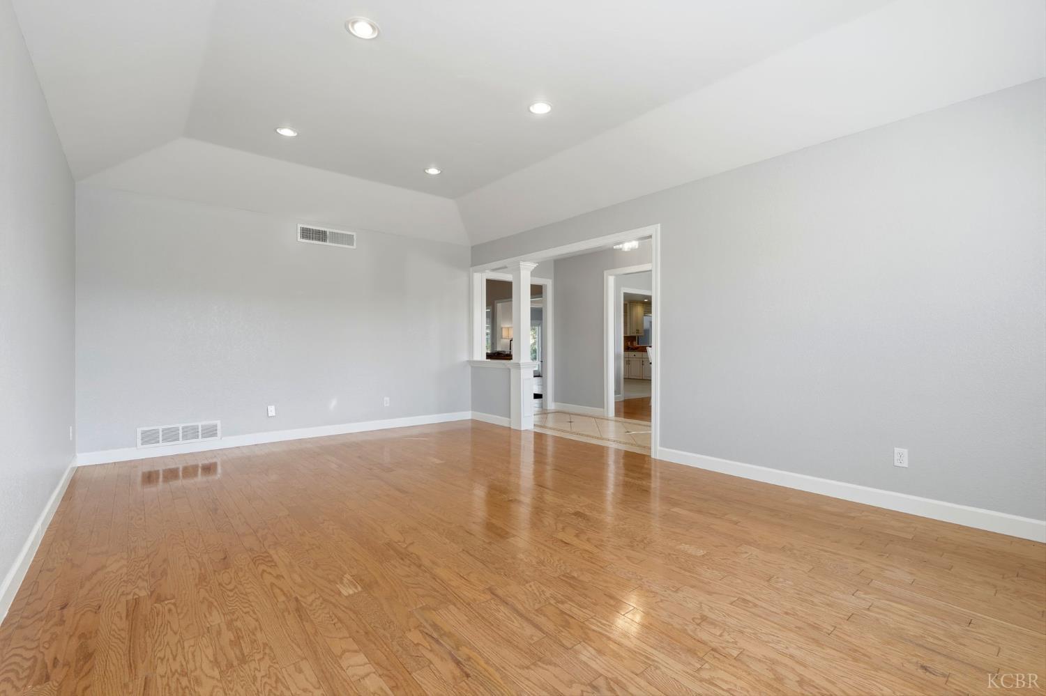 388 Timberline Ct, Hanford, CA 93230