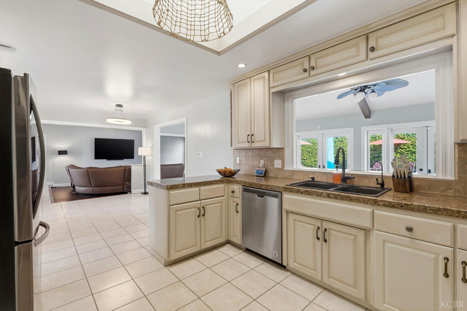 388 Timberline Ct, Hanford, CA 93230