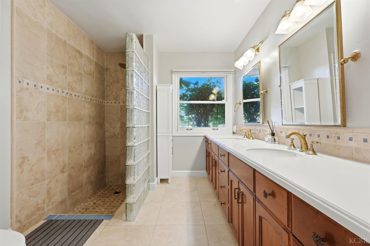 388 Timberline Ct, Hanford, CA 93230