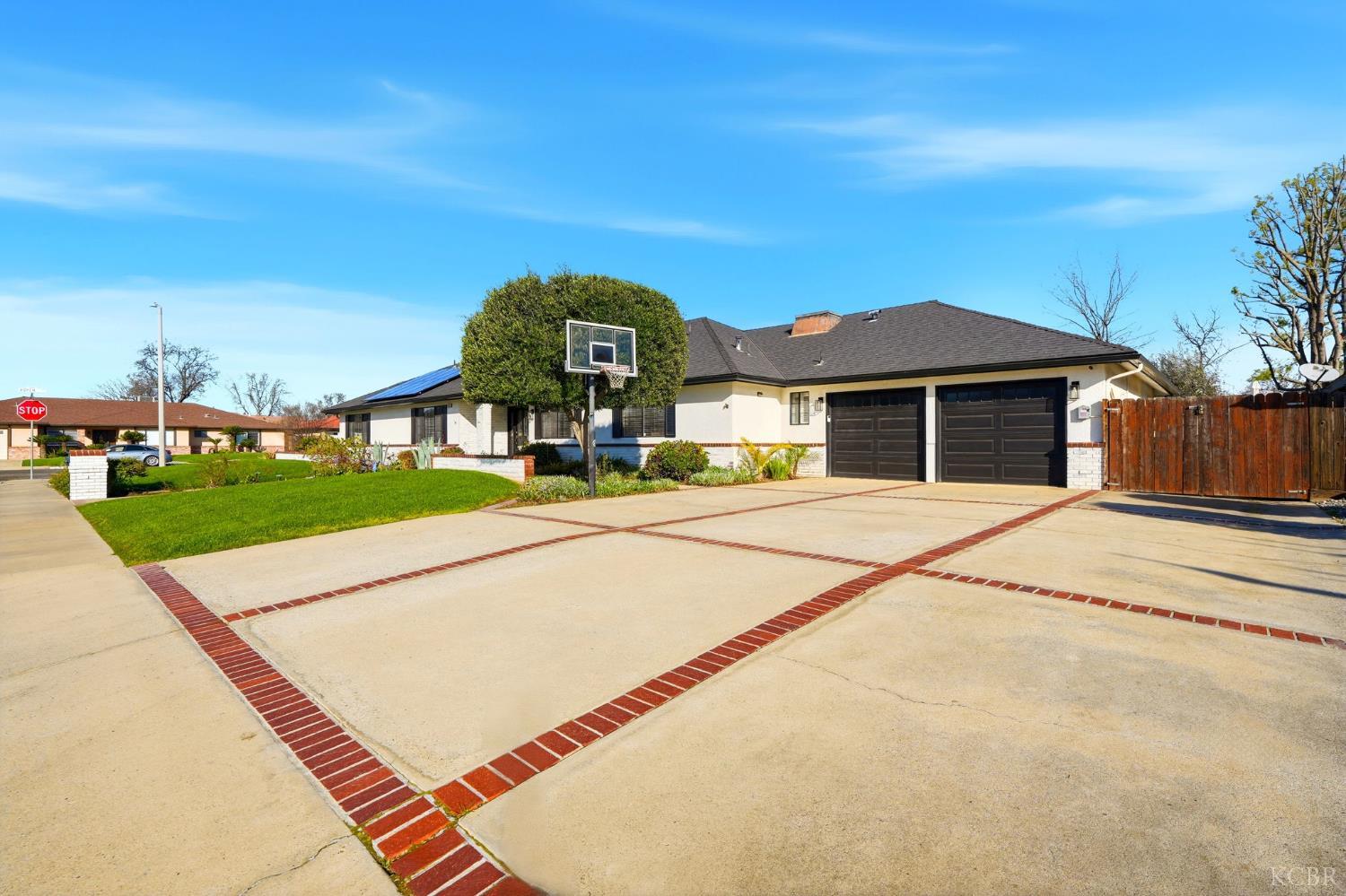 388 Timberline Ct, Hanford, CA 93230