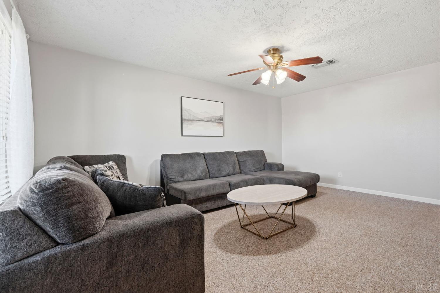 975 Salem Dr, Hanford, CA 93230