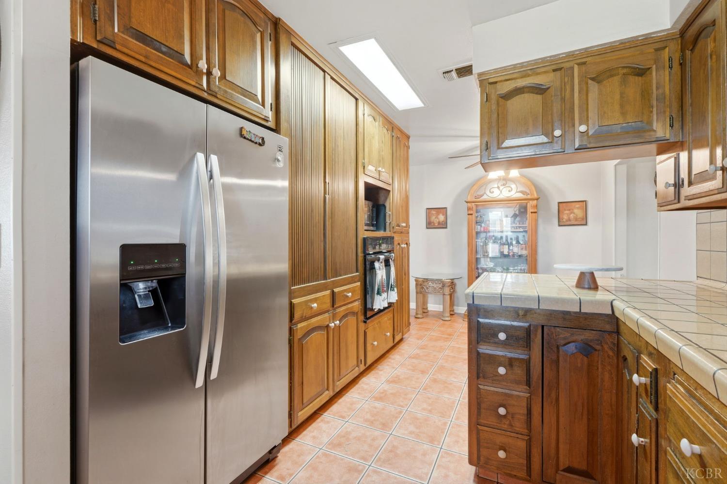 975 Salem Dr, Hanford, CA 93230