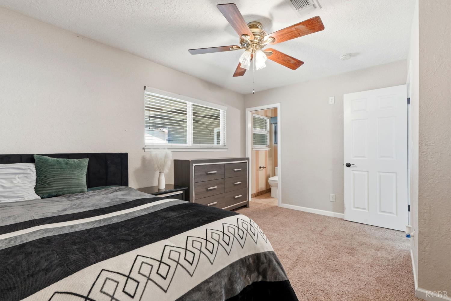 975 Salem Dr, Hanford, CA 93230