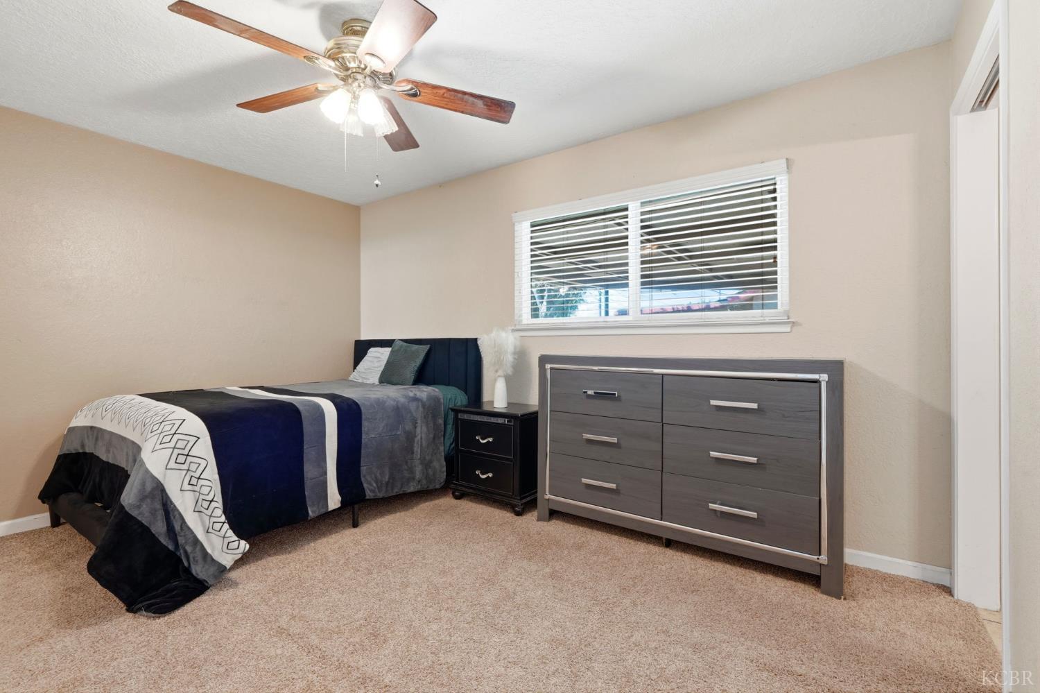 975 Salem Dr, Hanford, CA 93230