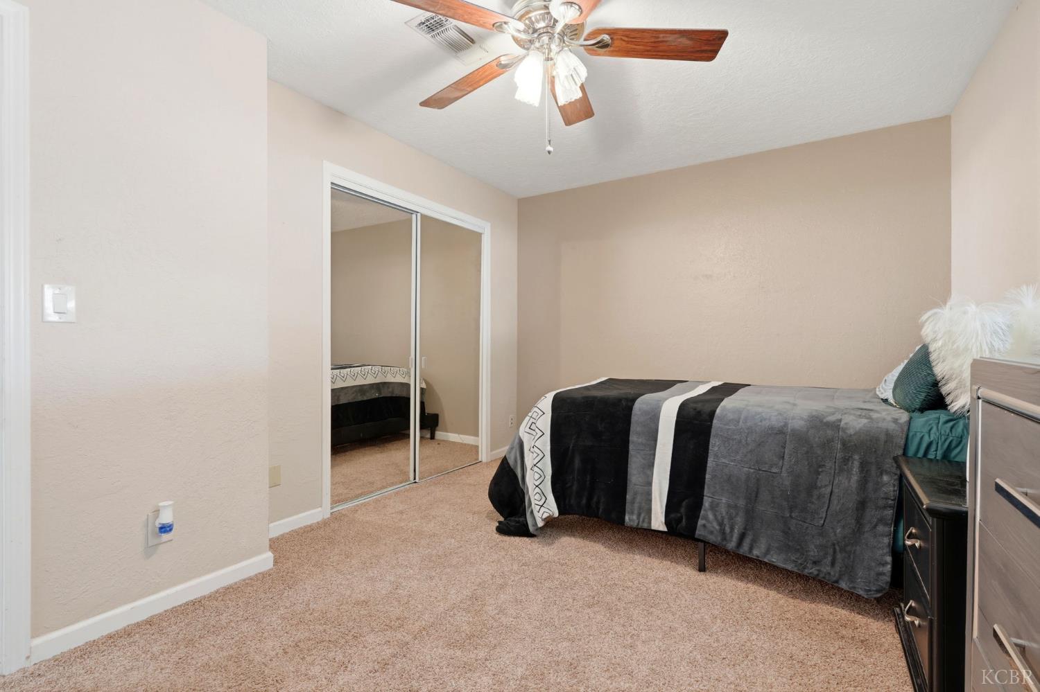 975 Salem Dr, Hanford, CA 93230