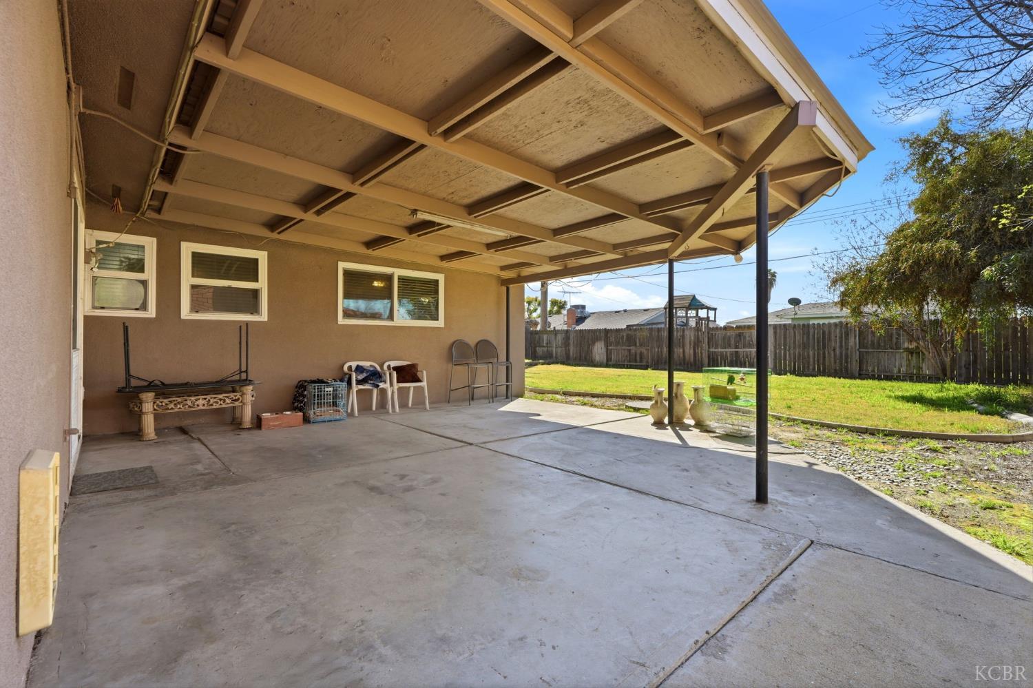 975 Salem Dr, Hanford, CA 93230