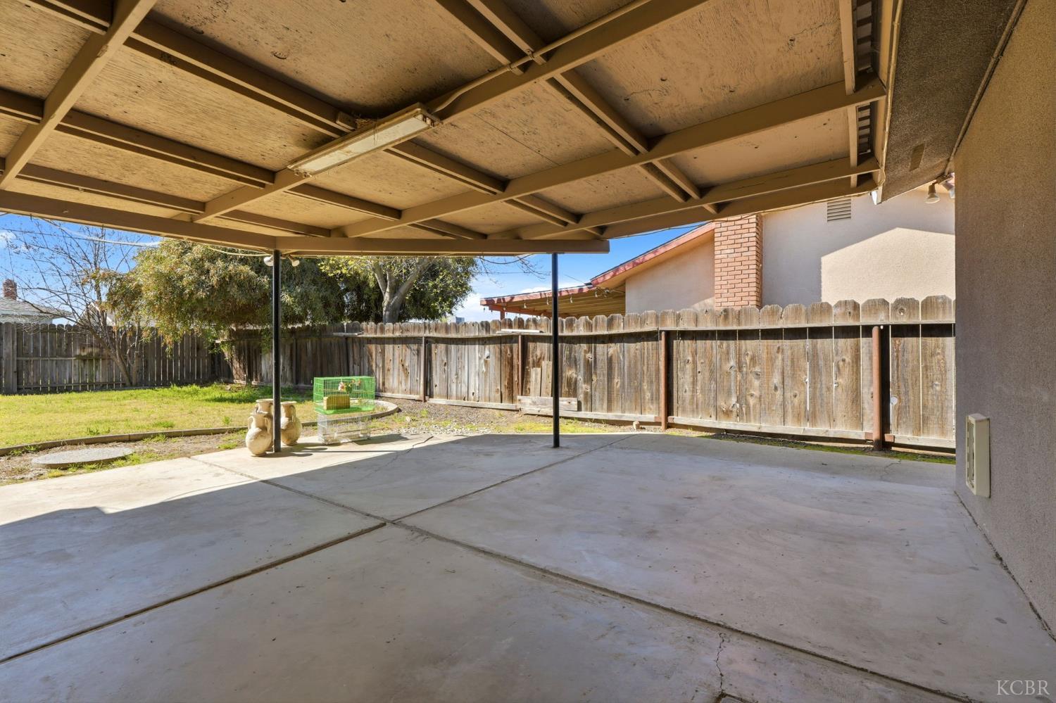 975 Salem Dr, Hanford, CA 93230