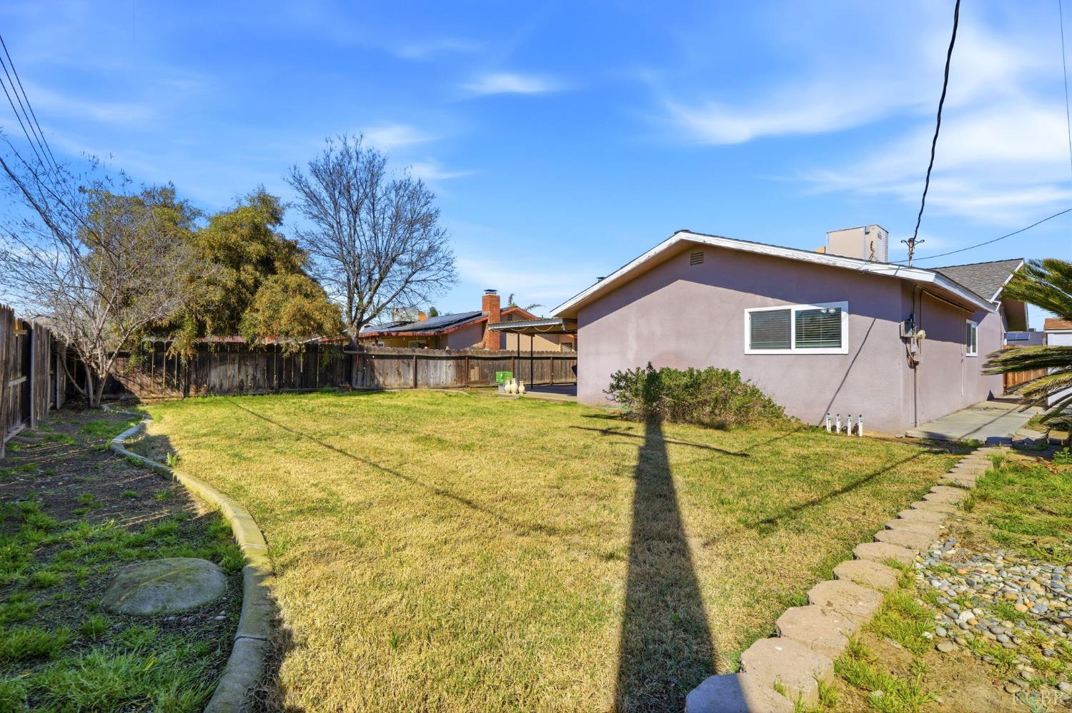 975 Salem Dr, Hanford, CA 93230