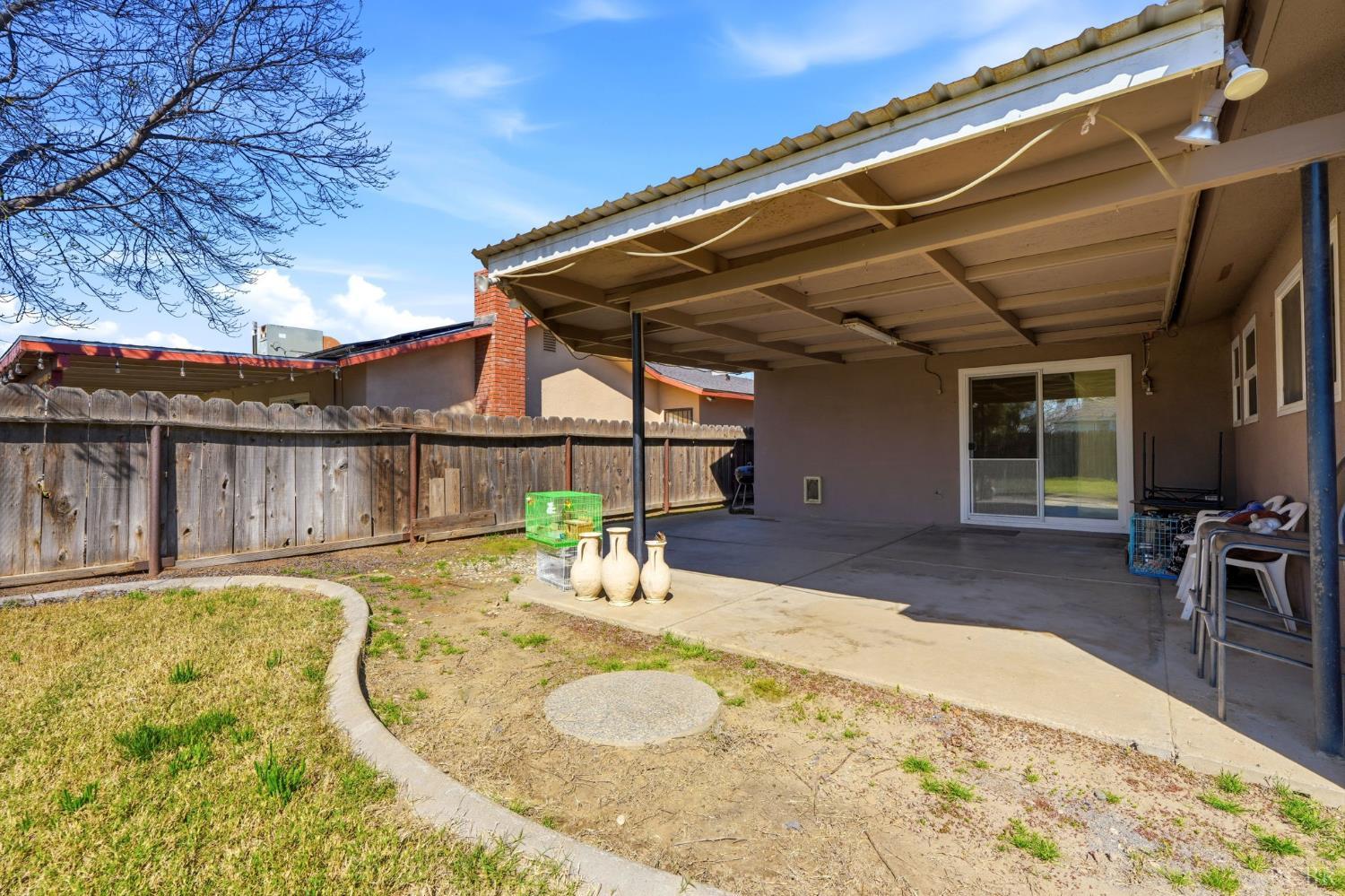 975 Salem Dr, Hanford, CA 93230