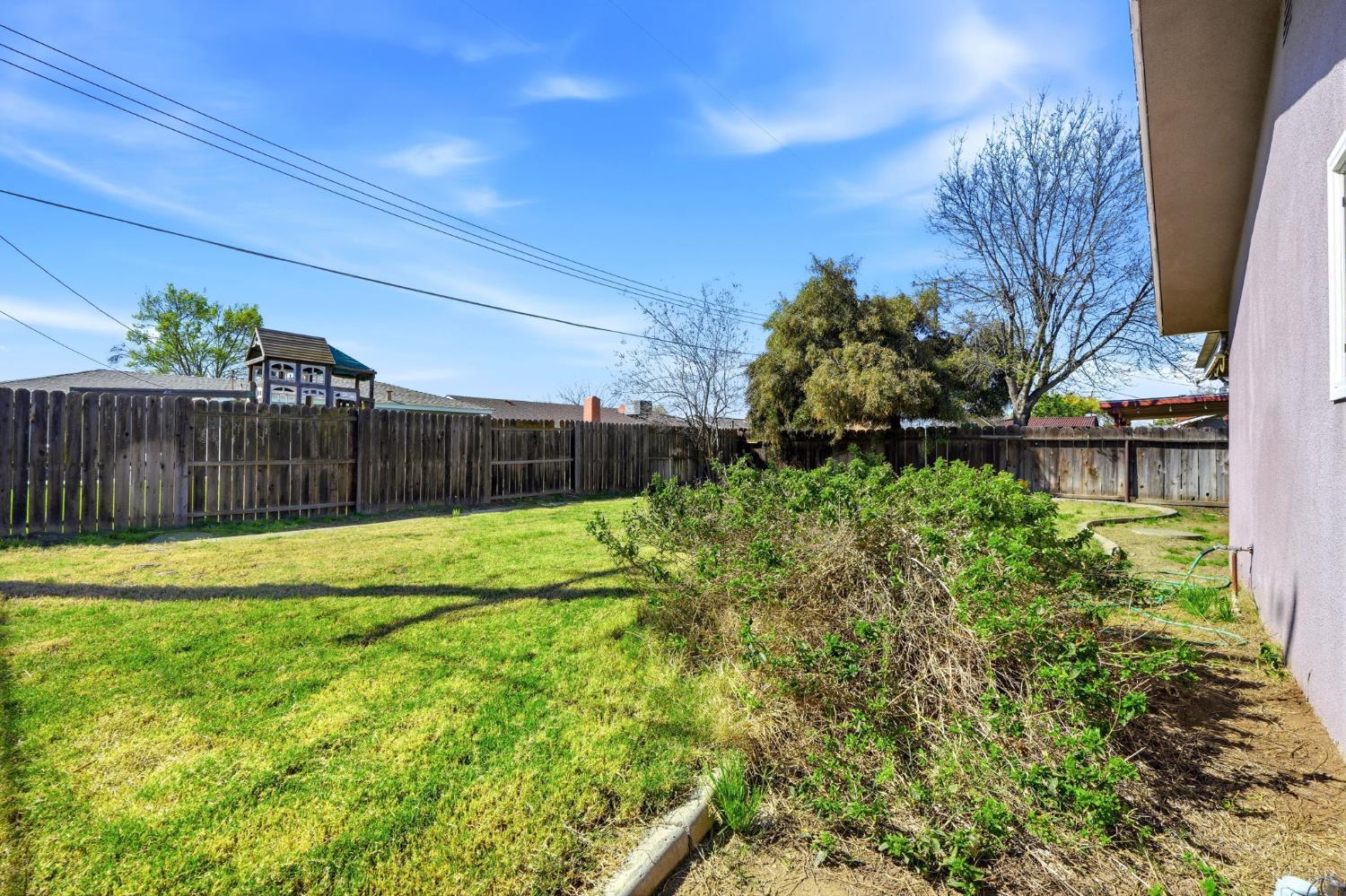 975 Salem Dr, Hanford, CA 93230