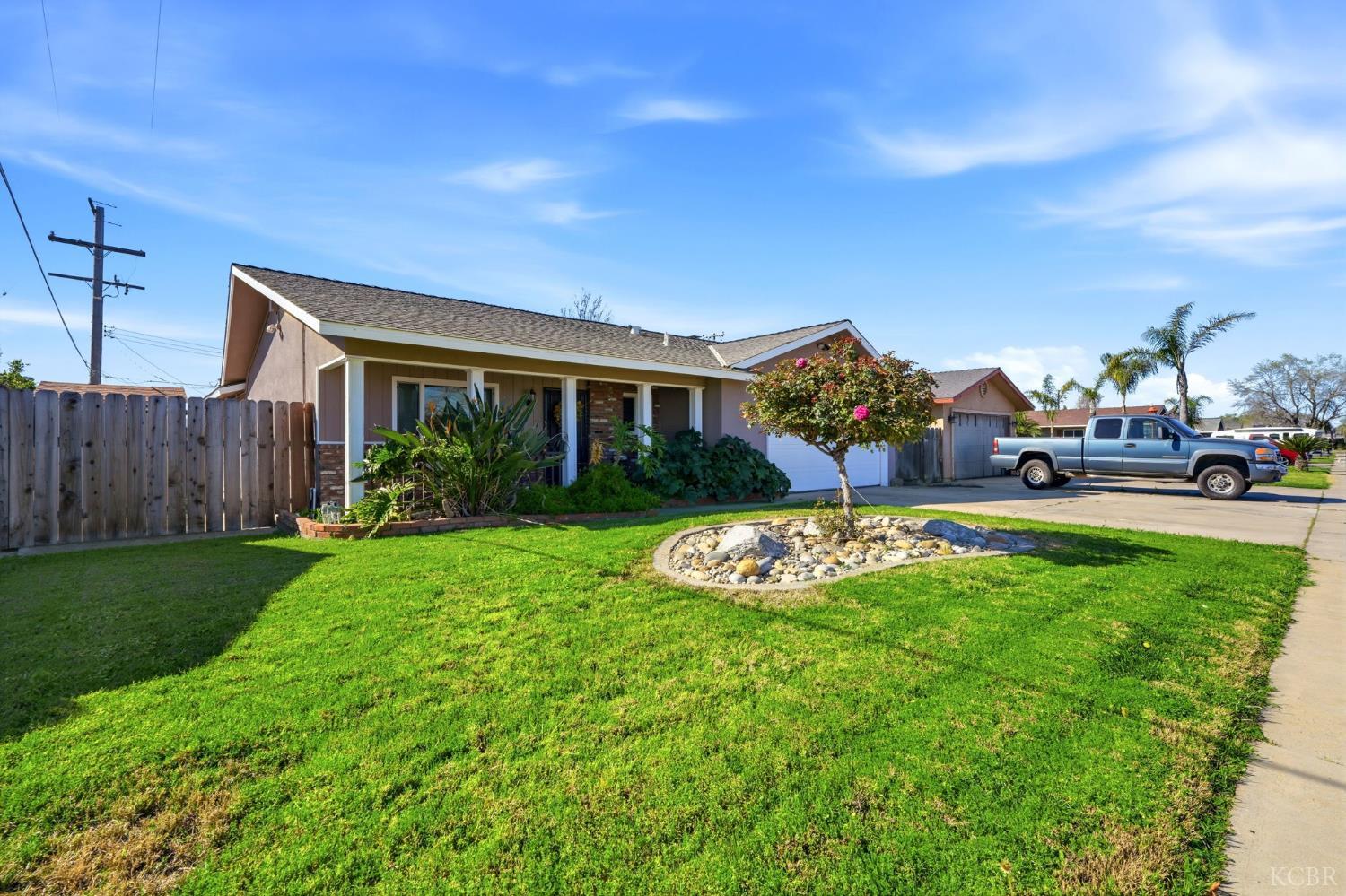 975 Salem Dr, Hanford, CA 93230